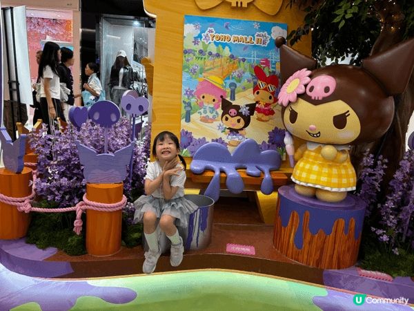 Yoho 商場有Sanrio 卡通公仔比小朋友同家人擺pos...