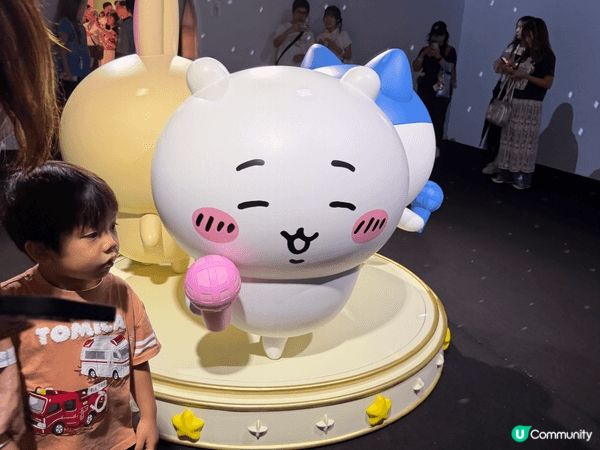 相片是在Chiikawa Artiverse特展拍攝，除了有...
