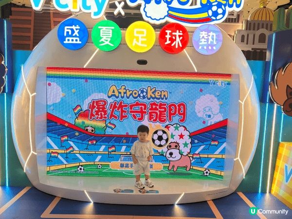 這張照片記錄了位於商場 V city 的夏日特別企劃「盛夏足...