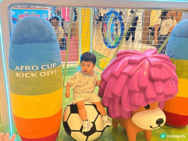 這張照片記錄了位於商場 V city 的夏日特別企劃「盛夏足...