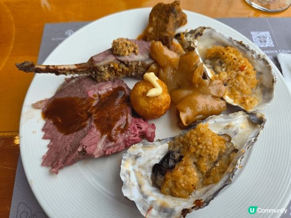 自助餐有齊生蠔，海鮮各國美食，長腳蟹啖啖肉好鮮味，多款甜品自...