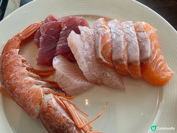 自助餐有齊生蠔，海鮮各國美食，長腳蟹啖啖肉好鮮味，多款甜品自...