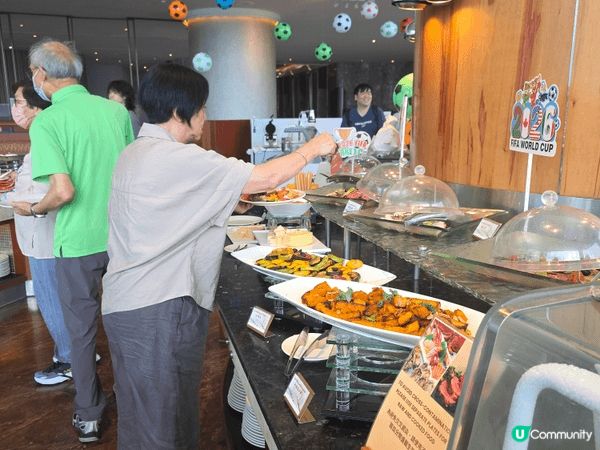 自助餐有齊生蠔，海鮮各國美食，長腳蟹啖啖肉好鮮味，多款甜品自...