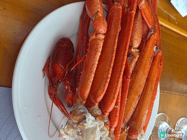 自助餐有齊生蠔，海鮮各國美食，長腳蟹啖啖肉好鮮味，多款甜品自...
