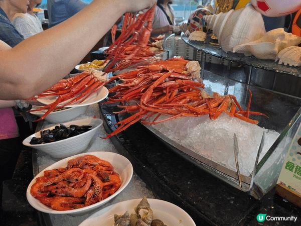 自助餐有齊生蠔，海鮮各國美食，長腳蟹啖啖肉好鮮味，多款甜品自...