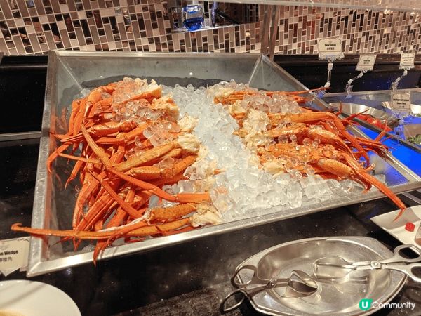 現開生蠔飽滿帶海水的鹹鮮，和牛切片油花均勻，輕灼即化。蟹腳肉...