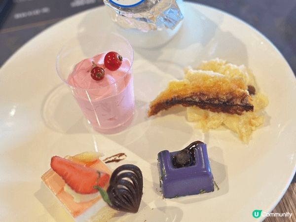 我認為食自助餐 最緊要環境舒服，多款式，想食甜先就攞甜嘅先，...