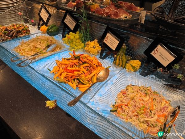 最大賣點當然就係， 坐喺澳門上空幾百米高嘅360°旋轉餐廳，...