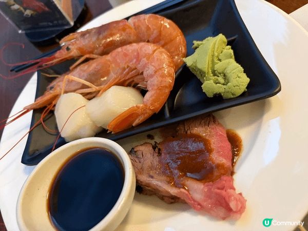 這次自助餐整體體驗很不錯：食物種類多而且新鮮，少不得有長腳蟹...