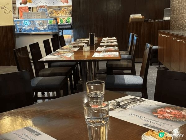 這次自助餐整體體驗很不錯：食物種類多而且新鮮，少不得有長腳蟹...