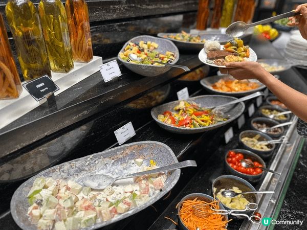 澳門新濠影匯嘅星滙餐廳自助餐嘅用餐環境寬敞，食物選擇由冰凍海...