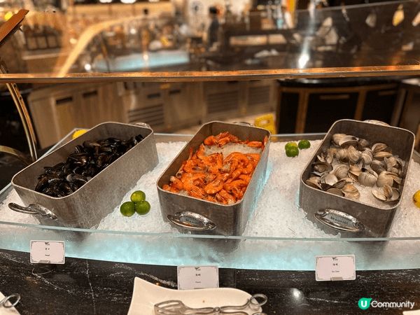 澳門新濠影匯嘅星滙餐廳自助餐嘅用餐環境寬敞，食物選擇由冰凍海...