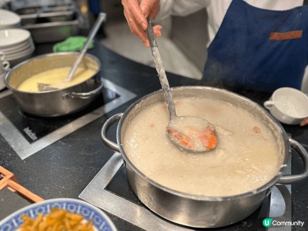 澳門新濠影匯嘅星滙餐廳自助餐嘅用餐環境寬敞，食物選擇由冰凍海...