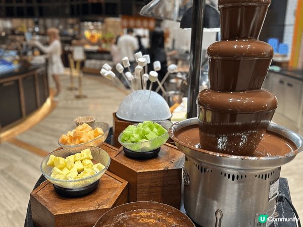 澳門新濠影匯嘅星滙餐廳自助餐嘅用餐環境寬敞，食物選擇由冰凍海...