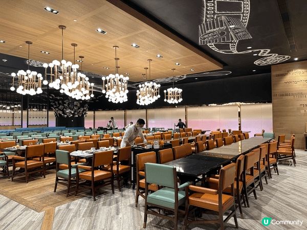 澳門新濠影匯嘅星滙餐廳自助餐嘅用餐環境寬敞，食物選擇由冰凍海...