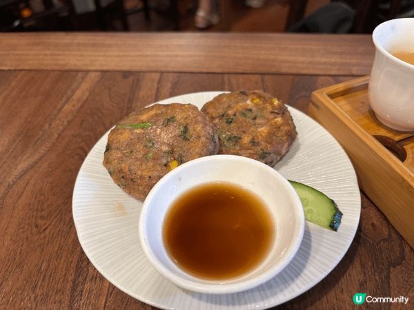 樂茶軒的素食點心非常之有特色，香煎牛肉餅由香菇同素菜造成，再...