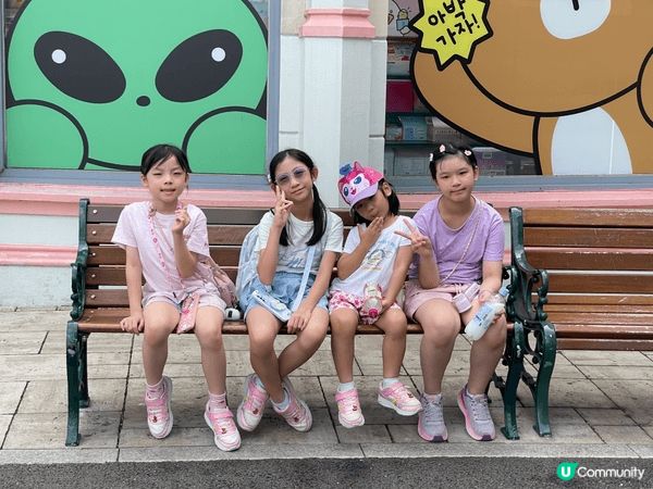 暑假去了韓國首爾玩，去足2個樂園，去埋室內動物園餵動物，好累...