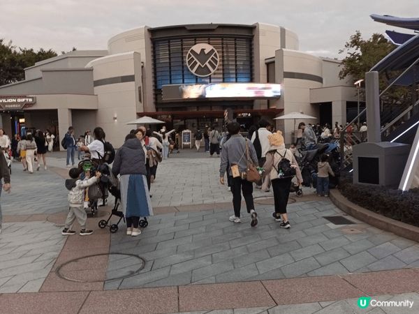 每逢假日都會帶小朋友去迪士尼樂園玩餐飽，欣賞各類型的精彩表演...