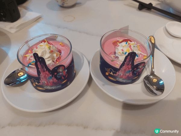 每逢假日都會帶小朋友去迪士尼樂園玩餐飽，欣賞各類型的精彩表演...