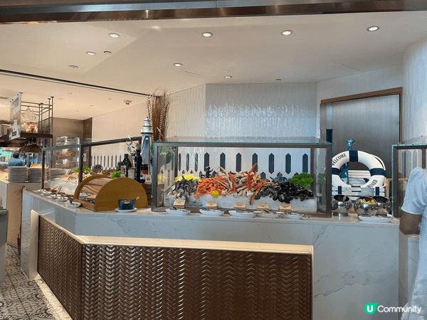 环境宽敞舒适，外部绿植多，服务好，食物种类多，食品质量好、美...
