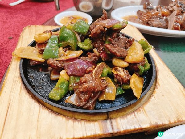 美食推介：叉燒&鵝掌翼，牛仔骨，燒鵝。十分好味，推介大家都試...