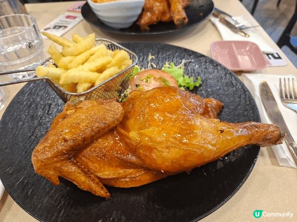 燒雞餐皮脆肉厚，賣相吸引，好多人都食呢個， 好似身置勁食大會...