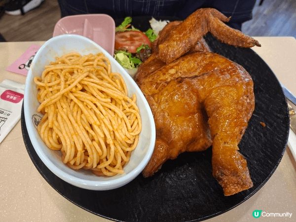 燒雞餐皮脆肉厚，賣相吸引，好多人都食呢個， 好似身置勁食大會...