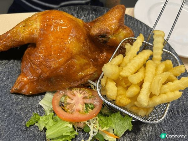 燒雞餐皮脆肉厚，賣相吸引，好多人都食呢個， 好似身置勁食大會...