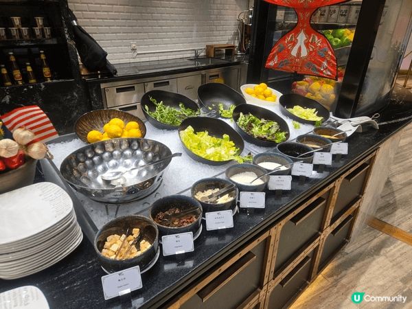 澳門新濠影匯自助餐環境舒適，食物種類豐富多樣，涵蓋亞洲各地特...