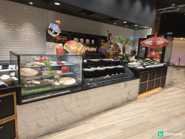 澳門新濠影匯自助餐環境舒適，食物種類豐富多樣，涵蓋亞洲各地特...