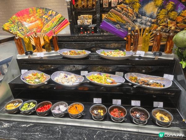 澳門新濠影匯自助餐環境舒適，食物種類豐富多樣，涵蓋亞洲各地特...