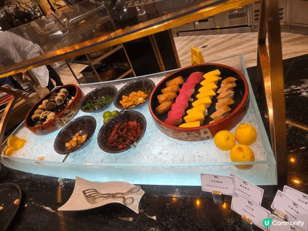 澳門新濠影匯自助餐環境舒適，食物種類豐富多樣，涵蓋亞洲各地特...