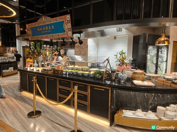 澳門新濠影匯自助餐環境舒適，食物種類豐富多樣，涵蓋亞洲各地特...