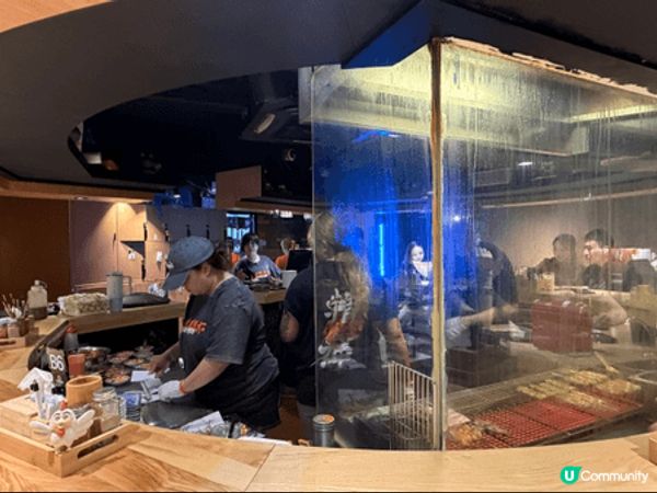 位於尖沙咀赫德道的「人生有限杯.串燒店」，設有吧檯可近距離欣...