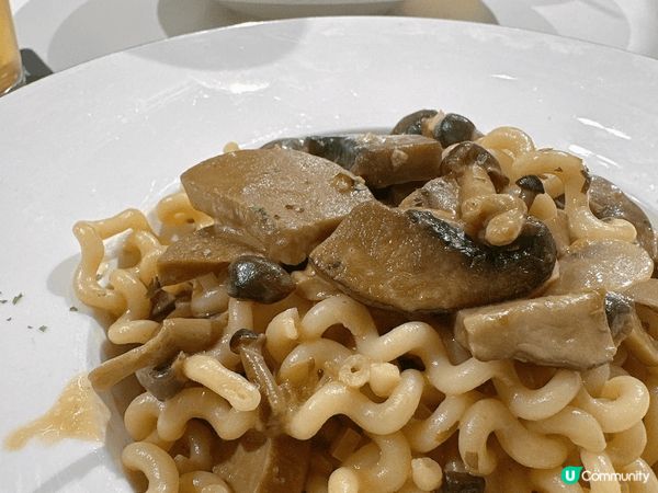 位於啟德零售館的 GoNuts 氣氛輕鬆明亮，主打高質輕食與...