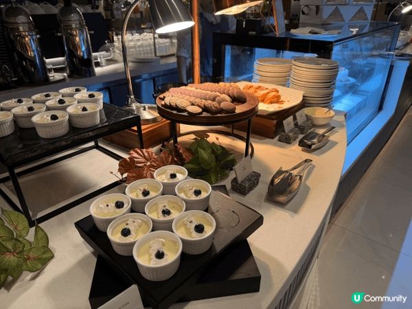今次去左大堂咖啡廳食晚餐，它位於灣仔合和酒店，我地去試半自助...