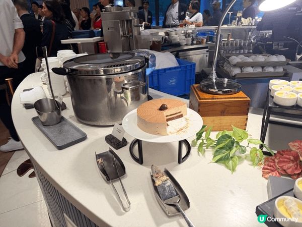 今次去左大堂咖啡廳食晚餐，它位於灣仔合和酒店，我地去試半自助...