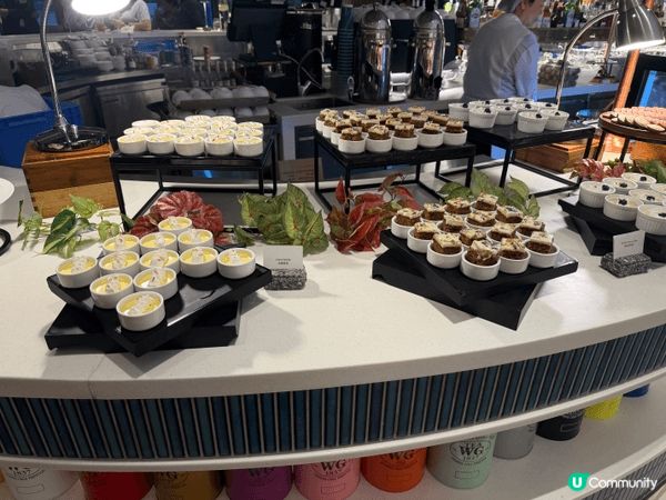 今次去左大堂咖啡廳食晚餐，它位於灣仔合和酒店，我地去試半自助...