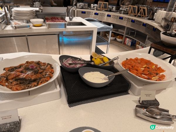 今次去左大堂咖啡廳食晚餐，它位於灣仔合和酒店，我地去試半自助...