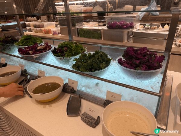 今次去左大堂咖啡廳食晚餐，它位於灣仔合和酒店，我地去試半自助...