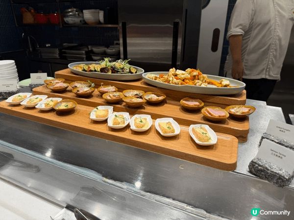 今次去左大堂咖啡廳食晚餐，它位於灣仔合和酒店，我地去試半自助...