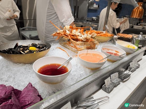 今次去左大堂咖啡廳食晚餐，它位於灣仔合和酒店，我地去試半自助...