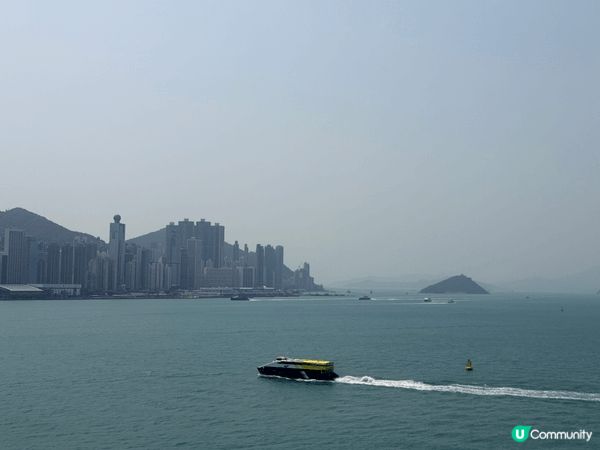 帶孩子漫步尖沙咀海旁，看著天星小輪與遠方船隻交織出維港的動態...