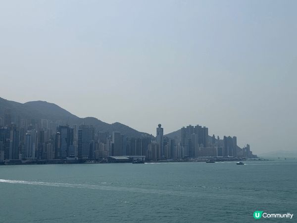 帶孩子漫步尖沙咀海旁，看著天星小輪與遠方船隻交織出維港的動態...