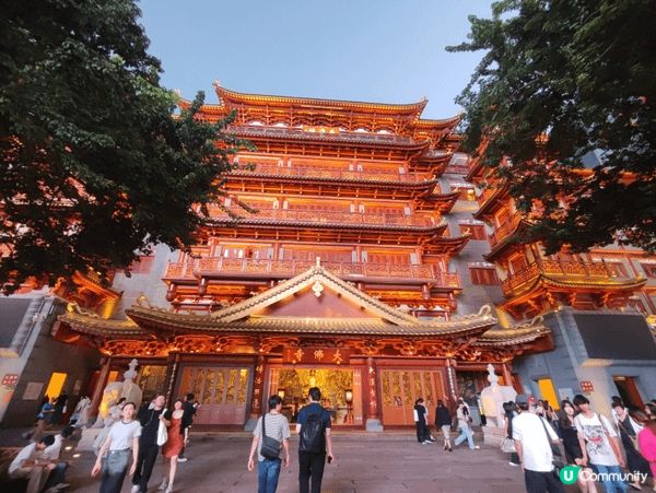 廣州大佛寺坐落於越秀區繁華的北京路商業區，殿內供奉著三尊莊嚴...