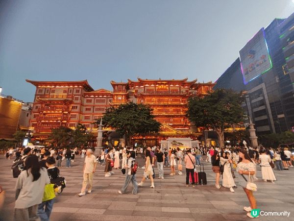 廣州大佛寺坐落於越秀區繁華的北京路商業區，殿內供奉著三尊莊嚴...