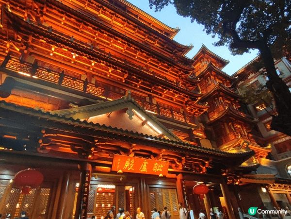 廣州大佛寺坐落於越秀區繁華的北京路商業區，殿內供奉著三尊莊嚴...