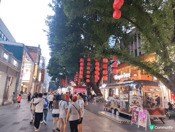 廣州大佛寺坐落於越秀區繁華的北京路商業區，殿內供奉著三尊莊嚴...