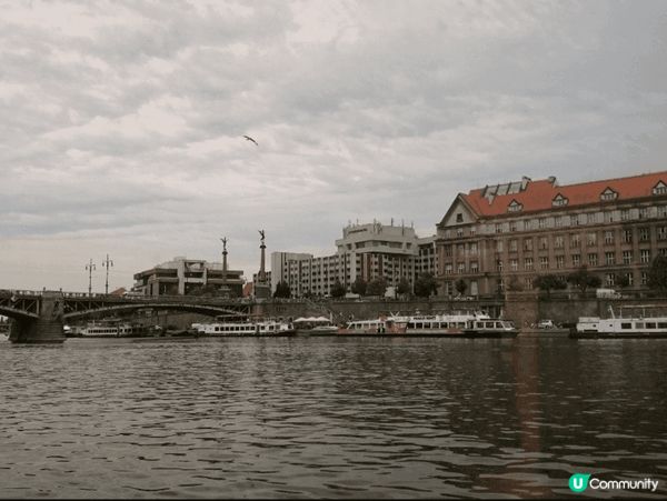 伏爾塔瓦河（Vltava River）是捷克最長的河流，全長...