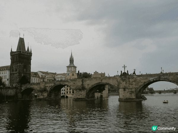 伏爾塔瓦河（Vltava River）是捷克最長的河流，全長...